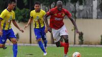 Bhayangkara FC ditahan Persegres 2-2 dalam laga uji coba, Jumat (31/3/2017) di lapangan Mapolda Jatim. (Bola.com/Fahrizal Arnas)