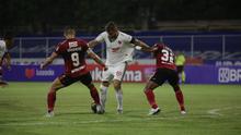 Duel sengit antara Bali United melawan PSM Makassar dalam lanjutan BRI Liga 1 2021/2022 di Stadion I Gusti Ngurah Rai, Denpasar, Senin (7/2/2022) malam WIB. (Bola.com/Abdi Satria)