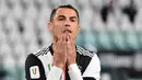 Penyerang Juventus, Cristiano Ronaldo, tampak kecewa usai penaltinya gagal menghasilkan gol pada laga leg kedua semifinal Coppa Italia di Allianz Stadium, Sabtu (13/6/2020) dini hari WIB. Juventus bermain imbang 0-0 atas AC Milan. (AFP/Miguel Medina)