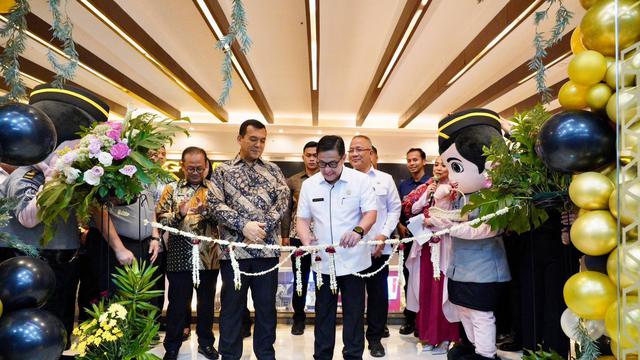 Plt. Dirjen Imigrasi, Saffar M Godam meresmikan Immigration Lounge di Grand Metropolitan Mall Bekasi pada Kamis (19/12/2024).