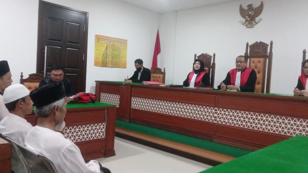 "Ya kalau bisa mah jangan, jangan (dihukum mati), dikasih ringan, alasannya masih banyak beban yang mulia," kata Wowon sambil tersenyum di dalam persidangan.<br>