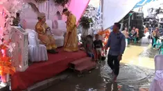 Warga Kampung Nelayan, Muara Angke tetap melangsungkan pernikahannya meski dengan kondisi tergenang air laut.

Pemerintah diharapkan lebih sigap menanggulangi permasalahan banjir rob di kawasan Kamal Muara. Agar aktivitas warga tidak terganggu.
