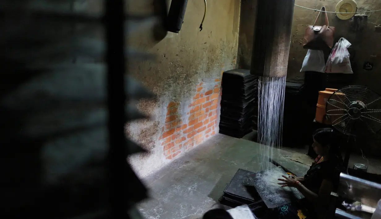 Seorang pekerja India menyiapkan bihun di sebuah pabrik di Prayagraj, India pada 25 April 2020. Bihun diminati di kalangan Muslim ketika mereka berbuka puasa selama bulan suci Ramadan. (AP Photo/Rajesh Kumar Singh)