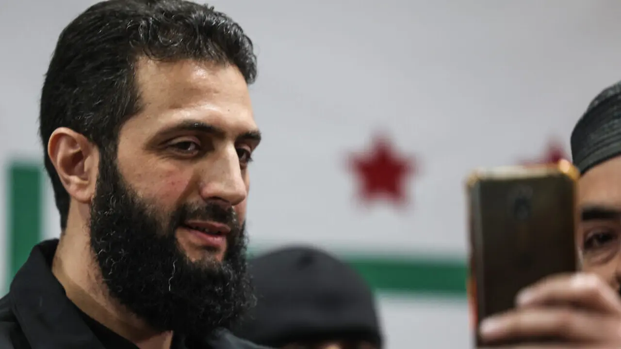 Abu Mohamed al-Golani, pimpinan Hayat Tahrir al-Sham (HTS), berpose selama konferensi pers di daerah Bab al-Hawa, Suriah, pada 12 Maret 2024.