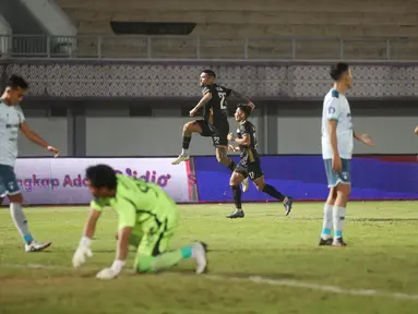 Pemain Dewa United, Dimitrios Kolovos, melakukan selebrasi setelah mencetak gol ke gawang Persita Tangerang pada laga BRI Liga 1 di Stadion Indomilk Arena, Tangerang, Kamis (27/3/2024). (Bola.com/M Iqbal Ichsan)