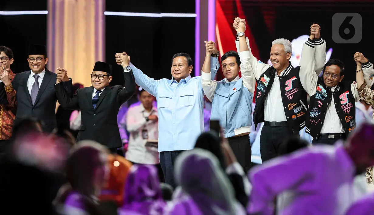 Para Calon Presiden dan Calon Wakil Presiden Anies Baswedan-Muhaimin Iskandar, Prabowo Subianto-Gibran Rakabuming Raka, Ganjar Pranowo-Mahfud Md (kiri ke kanan) bergandeng tangan bersama usai mengikuti Debat Kelima Pilpres 2024 di Jakarta Convention Center (JCC), Jakarta, Minggu (4/2/2024). (Liputan6.com/Angga Yuniar)