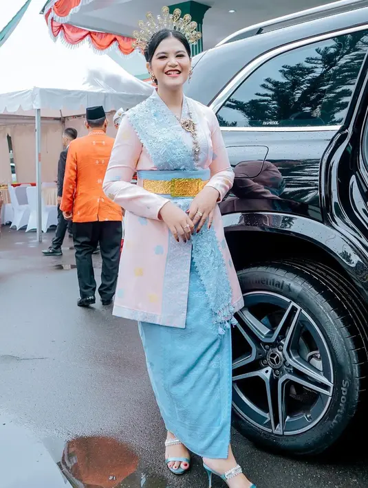 Di acara 17 Agustus, Kahiyang Ayu tampil memesona dalam baju adat. Kebaya adat dipadukan dengan kain yang dijadikan sebagai rok, memiliki nuansa merah dan biru muda yang lembut nan serasi. [Foto: Instagram/ayanggkahiyang]