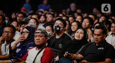 Sejumlah pengunjung menggunakan masker saat menyaksikan Java Jazz Festival 2020 di JIExpo Kemayoran, Jakarta, Jumat (28/2/2020). Promotor meminta penonton memakai masker saat menghadiri Java Jazz Festival 2020 untuk mengantisipasi penyebaran virus corona. (Liputan6.com/Faizal Fanani)