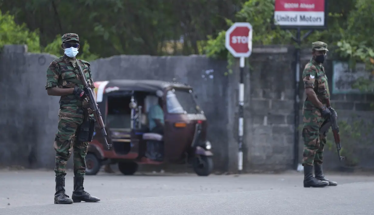 Tentara tentara Sri Lanka berjaga-jaga selama jam malam di Kolombo, Minggu (3/4/2022). Anggota parlemen oposisi berkumpul memprotes langkah presiden memberlakukan jam malam dan keadaan darurat di tengah memburuknya situasi krisis ekonomi. (AP Photo/Eranga Jayawardena)
