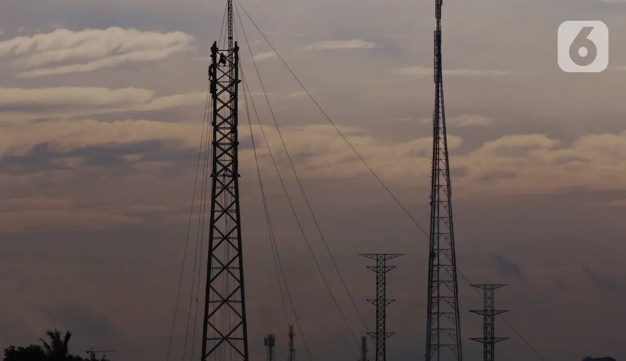 Pekerja tengah melakukan aktivitas kerja pada ketinggian di menara sutet di kawasan Karang Tengah, Kota Tangerang, Banten, Jumat (8/1/2021). Sebanyak  4.275 kasus kecacatan, 9 kasus cacat total tetap dan 2002 kasus meninggal dunia sampai Oktober tahun 2020. (Liputan6.com/Angga Yuniar)