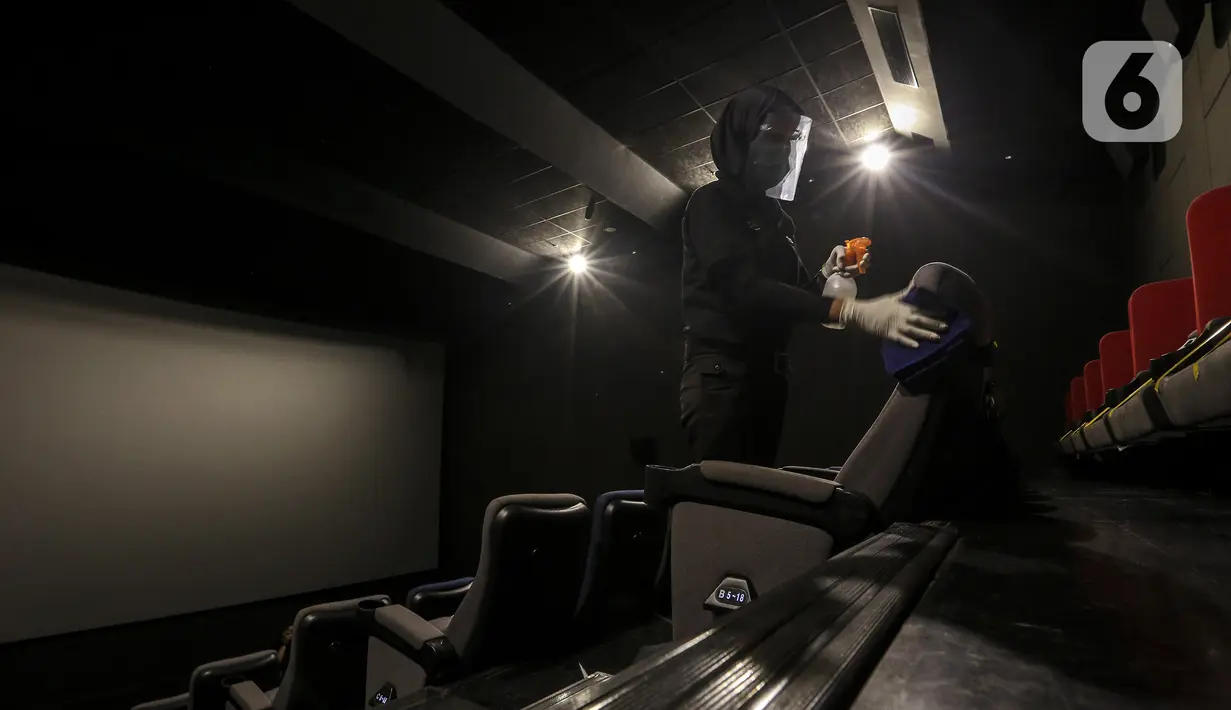 Petugas membersihkan jejeran kursi Studio 1 CGV Blitz Bella Terra, Pulomas, Jakarta, Rabu (10/2/2021). Kategori 100 hingga 150 orang, harga sewa bioskop yang ditawarkan mencapai kurang lebih Rp 1.250.000. (Liputan6.com/Johan Tallo)