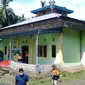 Penyaluran bantuan di Masjid Baitul Syakur, Kampung Loreng, Bailang, Kecamatan Bunaken, Manado.