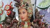 Miss Grand Indonesia 2020 Aurra Kharisma dalam kostum bertema satai madura. (dok. Instagram @aurrakharishma/ https://www.instagram.com/p/CHnLALeAqYT/?igshid=ifahuhpisa7n / Melia Setiawati)