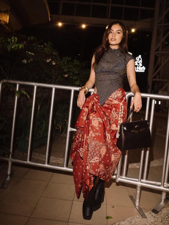 6 Gaya Berbatik ala Eva Celia, Gabungkan Nuansa Klasik dan Modern