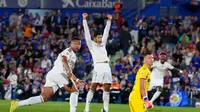 Kylian Mbappe dari Real Madrid, kiri, memperhatikan bola setelah mencetak gol dalam pertandingan sepak bola La Liga antara Getafe dan Real Madrid di Getafe, Spanyol, Minggu, 19 Oktober 2025. (Foto AP/Manu Fernandez)