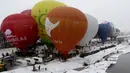 Balon udara bersiap lepas landas selama Love Cup 2016 di Jekabpils, Latvia (14/2). Nikah massal ini merupakan bagian dari perayaan Valentine sekaligus upaya memecahkan rekor dunia kategori pernikahan udara terbesar. (REUTERS/Ints Kalnins)