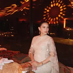 Meski tengah berbadan dua, Alyssa tetap tampil maksimal yang anggun, rapi, dan memancarkan aura “mahal” yang khas. [@alyssadaguise].