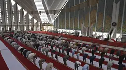 Umat Muslim sholat di Masjid Agung Faisal pada awal Itikaf, di sebuah masjid untuk pria selama bulan suci Ramadhan di Islamabad (3/5/2021). Umat Muslim melakukan Itikaf 10 hari terakhir bulan Ramadhan, dalam rangka meraih malam kemuliaan atau Lailatul Qadar. (AFP/Aamir Qureshi)