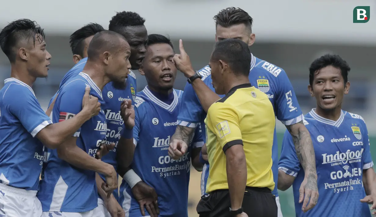 Para pemain Persib Bandung melakukan protes kepada wasit saat pertandingan melawan Arema FC pada laga persahabatan di Stadion GBLA, Bandung, Minggu (18/3/2018). Persib menang 2-1 atas Arema FC. (Bola.com/M Iqbal Ichsan)