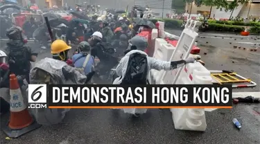 Demonstrasi di Hong Kong kembali ricuh. Sambil membawa payung, demonstran melempari petugas kepolisian dengan batu dan kayu.