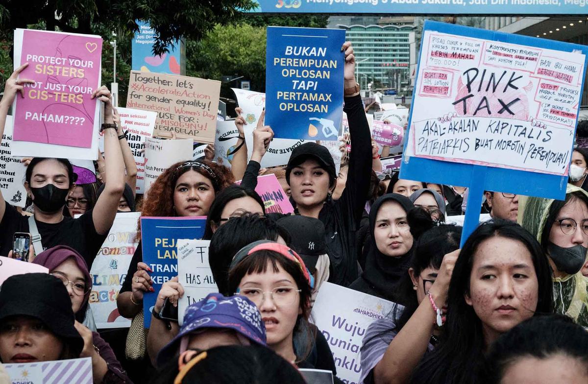 FOTO: Peringati Hari Perempuan Sedunia, Aktivis Perempuan Mengampanyekan Stop Kekerasan Terhadap Perempuan