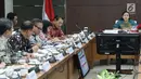 Suasana saat rapat koordinasi yang dipimpin oleh Menko Pembangunan Manusia dan Kebudayaan Puan Maharani di Jakarta, Selasa (16/1). Rakor ini membahas evaluasi penyaluran bansos di 2017. (Liputan6.com/Angga Yuniar)