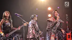 Musisi band Kotak tampil dalam malam puncak Hut SCTV ke-28 di ICE BSD, Tangerang, Jumat (24/8). Dalam penampilannya mereka membawakan sejumlah lagu diantaranya "Masih Cinta" dan "Pelan Pelan Saja". (Liputan6.com/Faizal Fanani)
