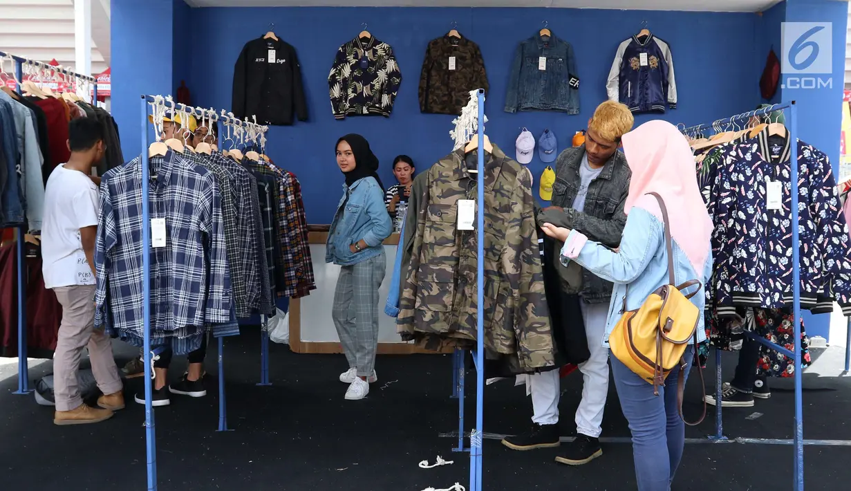 Para pengunjung sibuk memilih produk fashion di ajang Jakcloth Summerfest 2018 di Senayan, Jakarta, Kamis (12/4). Jakcloth Summerfest 2018 menggratiskan pengunjung yang ingin masuk. (Liputan6.com/Angga Yuniar)