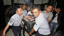 Petugas saat membawa kotak berisi "Black Box" jenis Flight Data Recorder (FDR) yang baru saja tiba di Gedung KNKT, Jakarta, Senin (12/1/2015). (Liputan6.com/Miftahul Hayat)