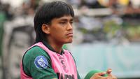 Gelandang Persebaya, Ripal Wahyudi. (Aditya Wani/Bola.com)