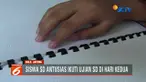 Para siswa SLB terlihat semangat mengerjakan soal-soal Ujian Nasional matematika di hari kedua ini.