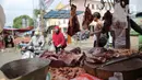 <p>Warga mencari daging di kawasan Ciledug, Tangerang, Minggu (1/5/2022). Daging sapi segar secara nasional tercatat naik Rp.10.777 per kilogram setara 7,72 persen menjadi Rp.139.600 per kilogram dan daging beku Rp. 106.100 per kilogram atau naik 4.43 persen.  (Liputan6.com/Angga Yuniar)</p>