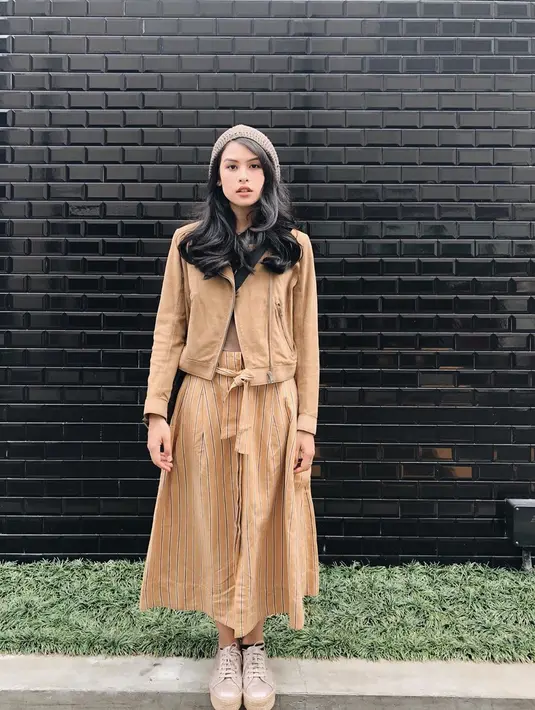 Saat video conference dengan para penggemar, Maudy menceritakan situasi di daerahnya berada. Ia pun mengikuti anjuran pemerintah untuk mengisolasi diri di kamarnya, mengingat di seluruh California memang tidak boleh keluar rumah. (Instagram/maudyayunda)