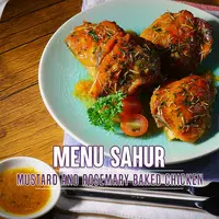 Ini Mustard and Rosemary Baked Chicken, menu sahur yang sangat menggoda. (Foto: Adrian Putra/Bintang.com, Digital Imaging: M. Iqbal Nurfajri/Bintang.com, Chef: Arum Sari)