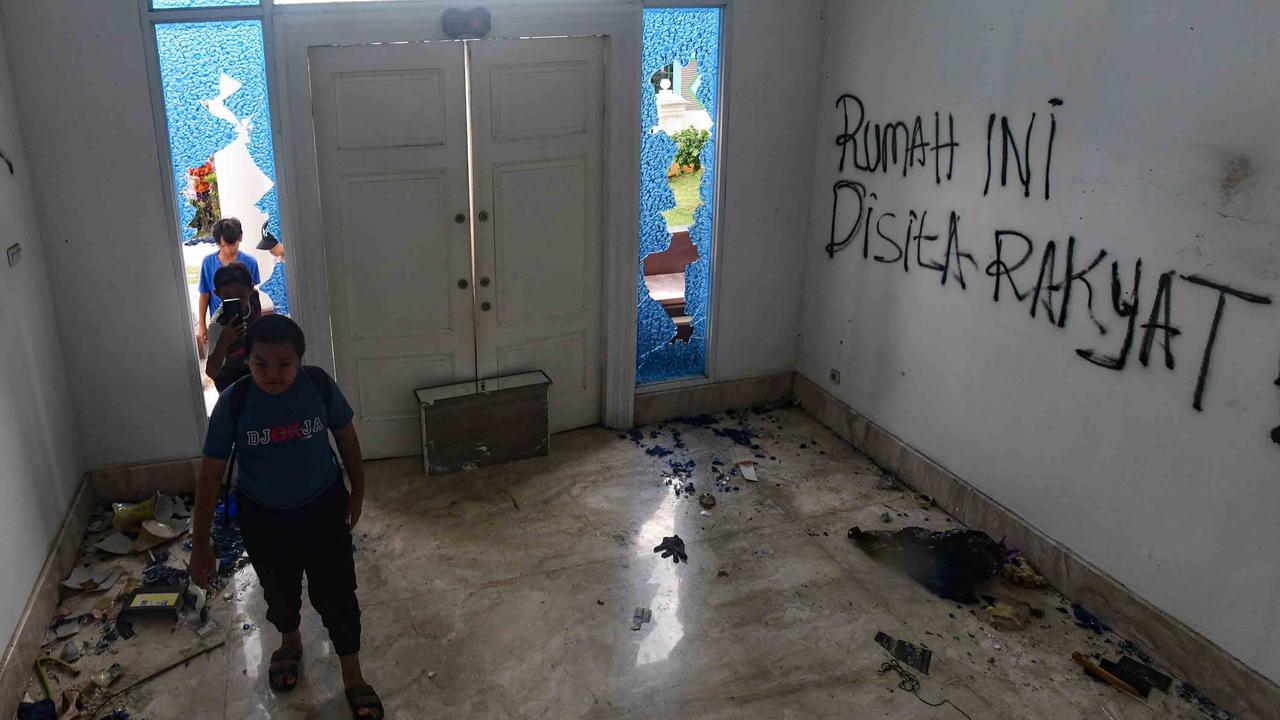 FOTO: Kondisi Rumah Uya Kuya Setelah Amukan Massa Tak Dikenal