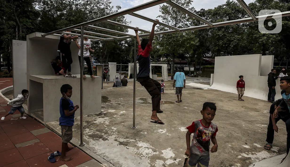 Anak-anak bermain di Taman Puring, Jakarta, Sabtu (3/4/2021). Taman Puring menjadi salah satu tempat alternatif liburan warga di tengah masa Pandemi COVID-19 dan liburan panjang akhir pekan yang bertepatan dengan libur Hari Raya Paskah. (Liputan6.com/Johan Tallo)