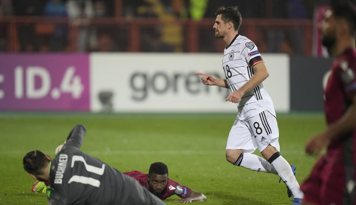 Jerman kembali menjauh dengan unggul 4-1 pada menit ke-64. Jonas Hofmann berhasil memanfaatkan blunder yang dibuat Henrikh Mkhitaryan. Ia berhasil memotong umpan Mkhitaryan yang terlalu lemah di daerah pertahanan sendiri, dan langsung melepaskan tembakan ke gawang. (AP/Pavel Golovkin)