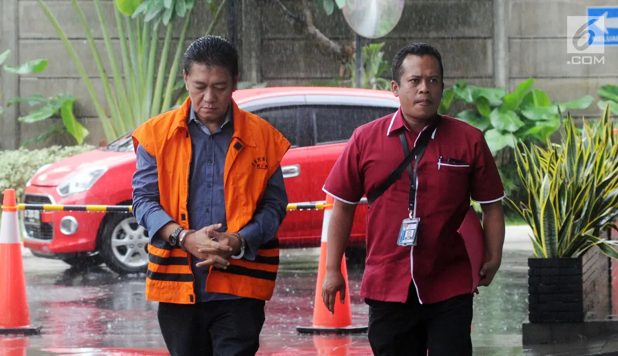 Hakim PN Jakarta Selatan Irwan (kiri) saat akan menjalani pemeriksaan KPK di Gedung KPK, Jakarta, Selasa(22/1). Irwan diperiksa sebagai tersangka terkait dugaan menerima suap penanganan perkara perdata di PN Jakarta Selatan. (Merdeka.com/Dwi Narwoko)
