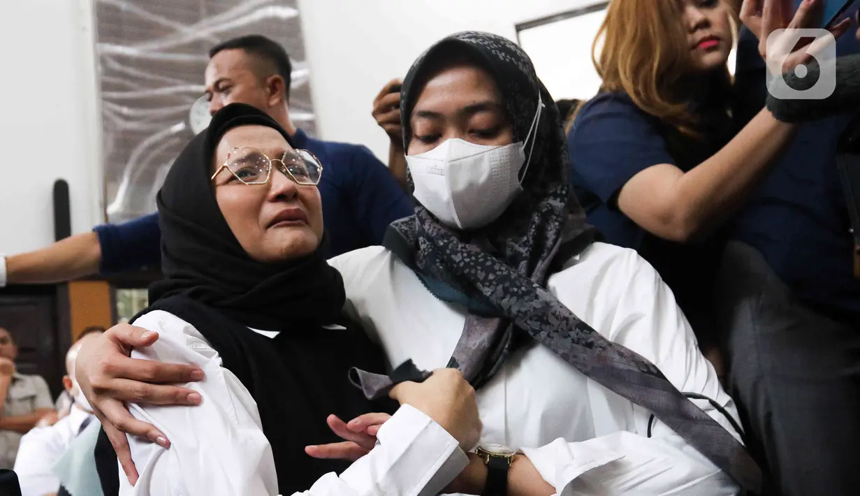Istri terdakwa AKBP Arif Rahman Arifin, Nadia Rahma menangis usai pembacaan vonis oleh majelis hakim dalam sidang putusan di Pengadilan Negeri Jakarta Selatan, Kamis (23/2/2023).  Arif Rachman Arifin terdakwa perintangan penyidikan atau obstruction of justice kasus pembunuhan berencana Brigadir Yosua, divonis 10 bulan penjara. (Liputan6.com/Herman Zakharia)