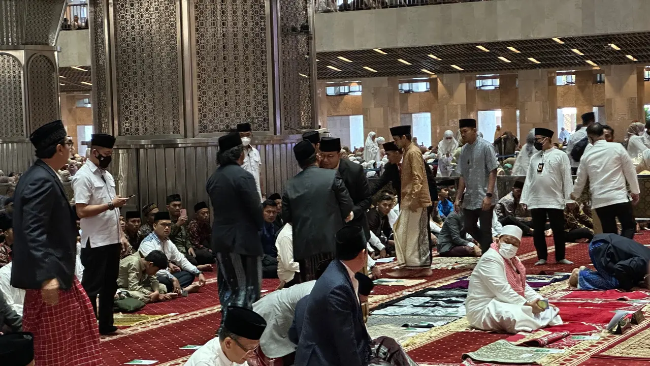 Mantan Gubernur DKI Jakarta Anies Baswedan beribadah Sholat Idul Fitri 1444 H di Masjid Istiqlal, Jakarta, bersama Ma’ruf Amin dan Jusuf Kalla.