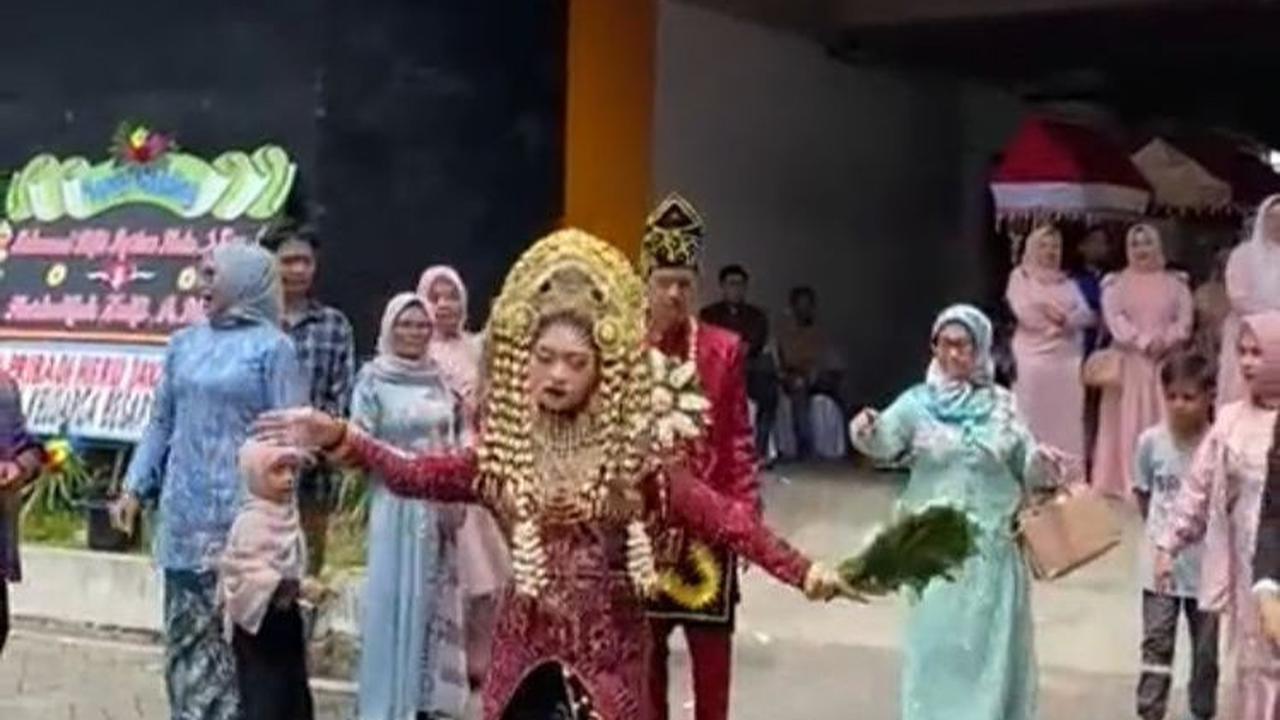 Viral Pengantin Wanita Tiba-tiba Menari saat Akan Jalan ke Pelaminan, Diduga Kesurupan