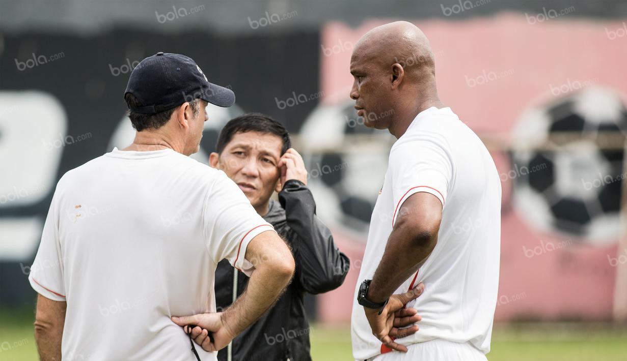 Ketua Umum Persija Jakarta, Ferry Paulus, berdiskusi dengan pelatih Paulo Camargo, usai latihan Macan Kemayoran di Lapangan Villa 2000, Tangerang Selatan, Rabu (30/3/2016). (Bola.com/Vitalis Yogi Trisna)