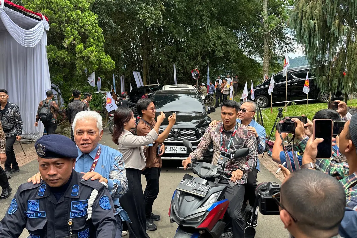 Sejumlah pejabat negara tampak menerobos kemacetan menuju kediaman Presiden Prabowo Subianto di Hambalang, Jawa Barat.