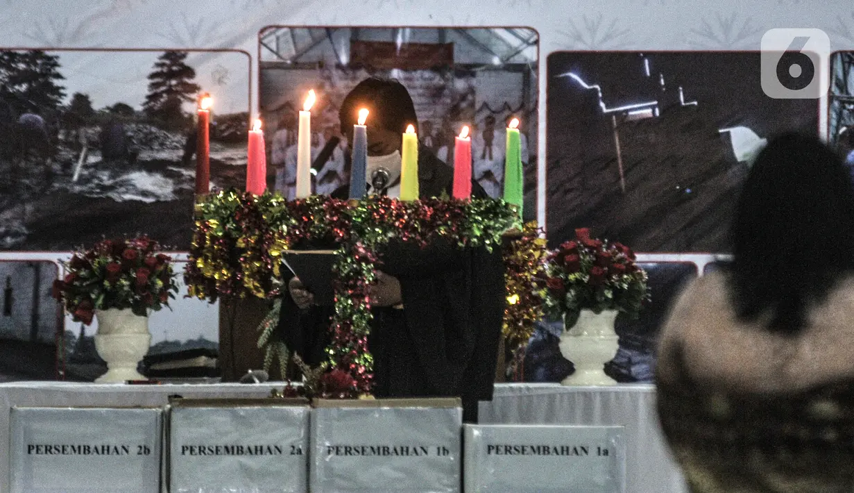 Pendeta saat memimpin ibadah malam Natal di Gedung Serbaguna Mandiri Sejahtra CBL, Desa Sumber Jaya, Tambun, Bekasi, Jawa Barat, Kamis (24/12/2020). Gedung setengah jadi ini digunakan untuk kegiatan ibadah dan acara keluarga. (merdeka.com/Iqbal S. Nugroho)