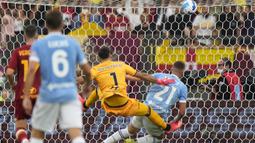 Lazio langsung unggul 1-0 pada menit ke-10 melalui Sergej-Milinkovic Savic. Sundulannya usai menerima umpan Felipe Anderson gagal diantisipasi kiper AS Roma, Rui Patricio yang datang terlambat untuk menyerobot bola. (AP/Andrew Medichini)