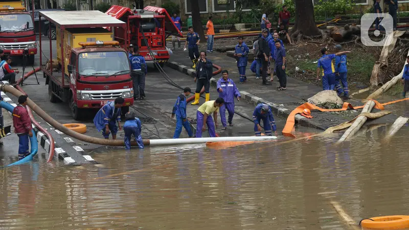 Gunakan Pompa, Petugas Gabungan Sedot Banjir di Underpass Kemayoran