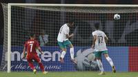 Pemain Timnas Indonesia U-19, Hokky Caraka Bintang Briliant (tengah) berusaha mencetak gol&nbsp;saat laga Grup A Piala AFF U-19 2022 antara Timnas Indonesia U-19 melawan Timnas Vietnam U-19 di Stadion Patriot Candrabhaga, Bekasi, Jawa Barat, Sabtu (02/07/2022). (Bola.com/Ikhwan Yanuar)