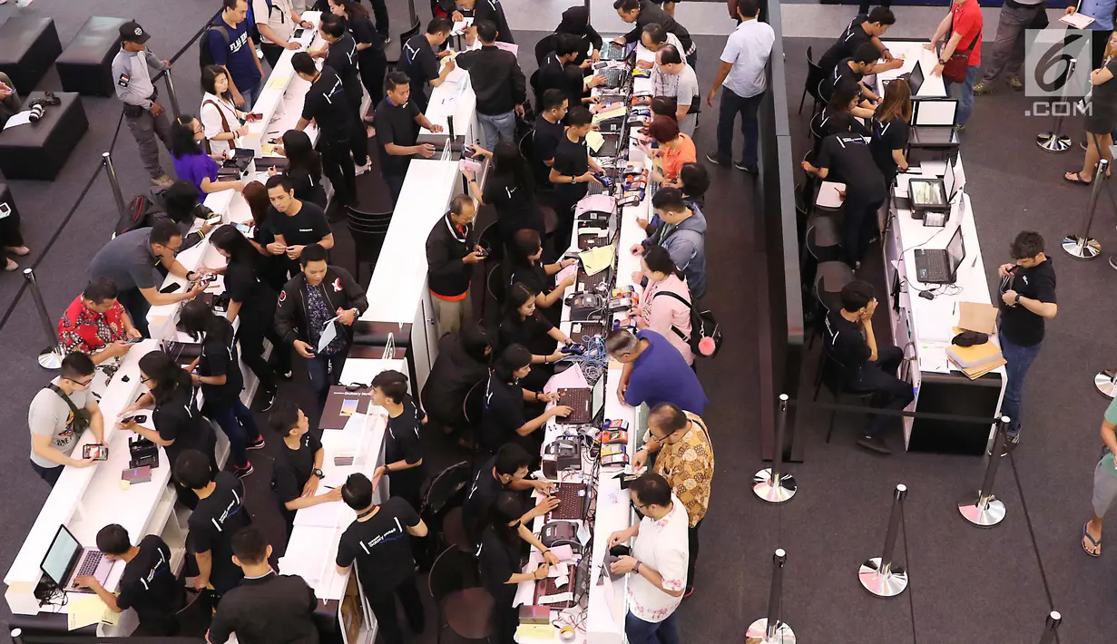 Antusias pengunjung membeli Samsung Galaxy Note 8 pada penjualan perdananya di kawasan Kuningan, Jakarta, Jumat (29/9). Samsung memadukan gawai terbarunya  dengan RAM 6 GB serta memori internal 64 GB yang disertai slot microSD. (Liputan6.com/Angga Yuniar)
