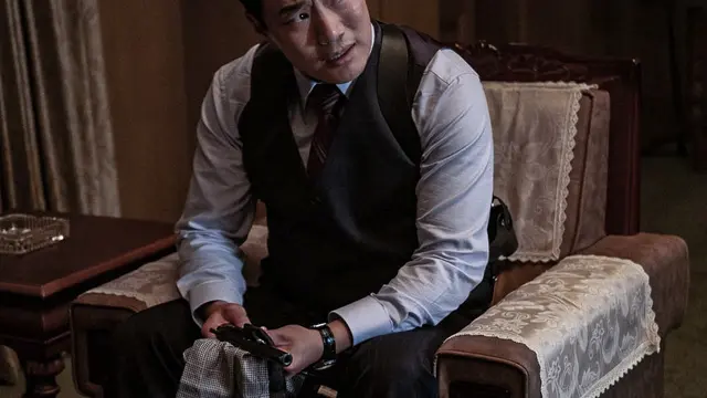 Adegan film The Man Standing Next. (Foto: Dok. Showbox/ KlikFilm)