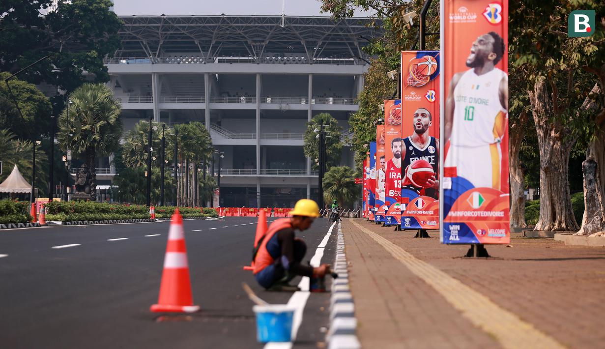 Sejumlah banner terbasang di sepanjang jalan masuk kompleks Stadion Utama Gelora Bung Karno (SUGBK), Senayan, Jakarta menjelang Piala Dunia FIBA 2023 pada Kamis (24/08/2023). (Bola.com/Bagaskara Lazuardi)